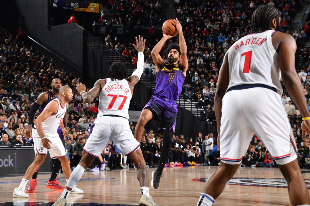 折射出了两 折射出了两